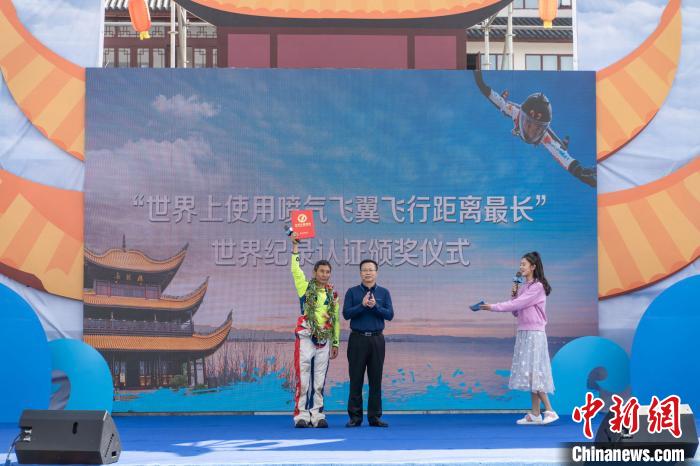 “亚洲飞人”低空极限挑战80公里飞跃洞庭湖成功
