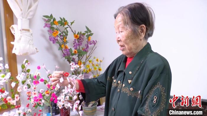 广西九旬老人痴迷绢花刺绣多幅作品被博物馆收藏
