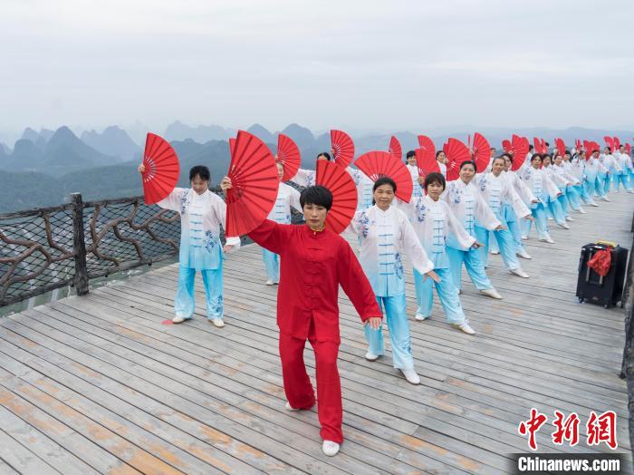 广西阳朔县：“重阳节”千人切磋太极万人登高祈福