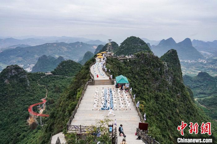 广西阳朔县：“重阳节”千人切磋太极万人登高祈福