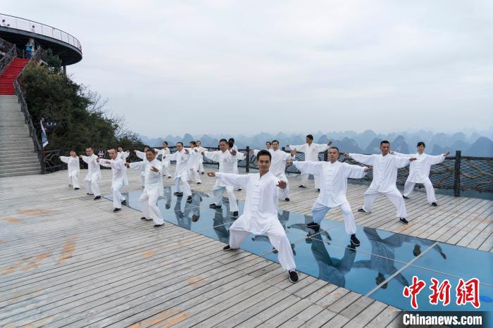 广西阳朔县：“重阳节”千人切磋太极万人登高祈福