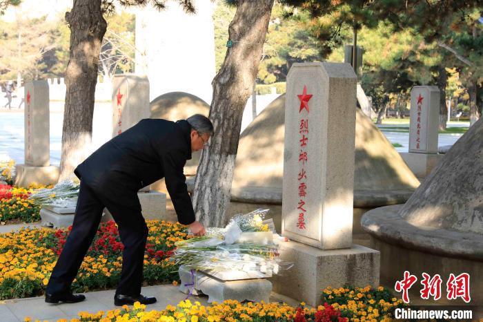 沈阳抗美援朝烈士陵园里缅怀先烈