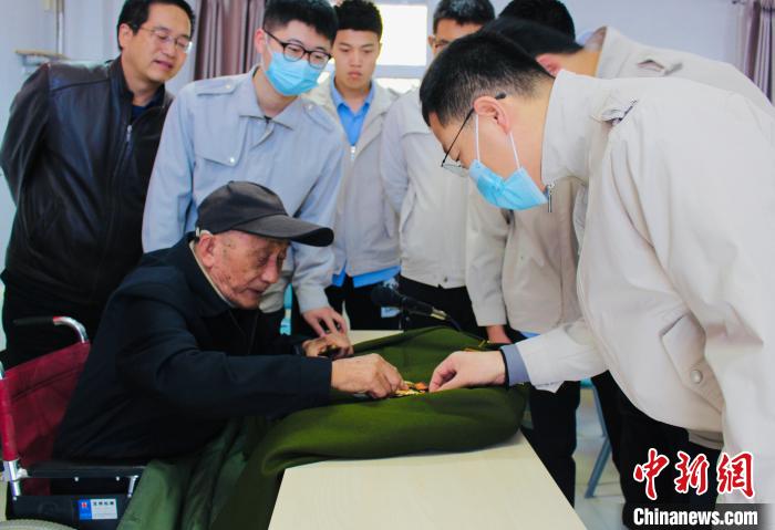 央企组织一线建设者重阳节慰问抗美援朝老兵