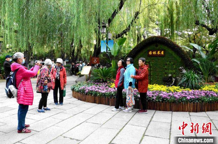 济南趵突泉金秋菊展开幕名泉古雅建筑艳遇菊花盛宴