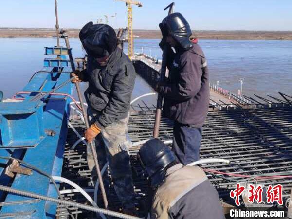 松花江特大桥搭建保温大棚助推冬季施工攻坚战