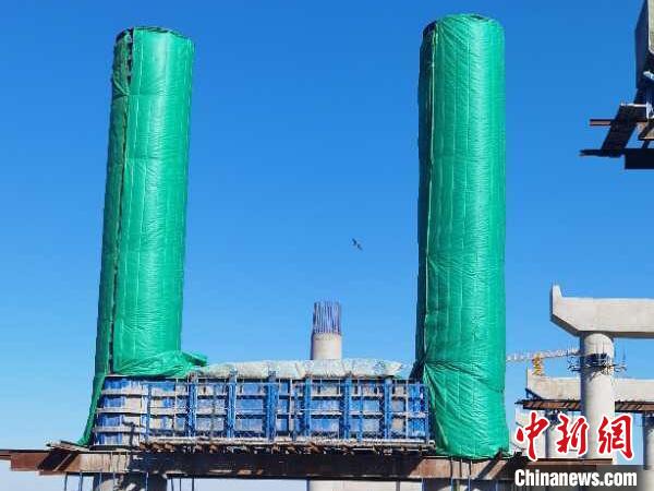 松花江特大桥搭建保温大棚助推冬季施工攻坚战