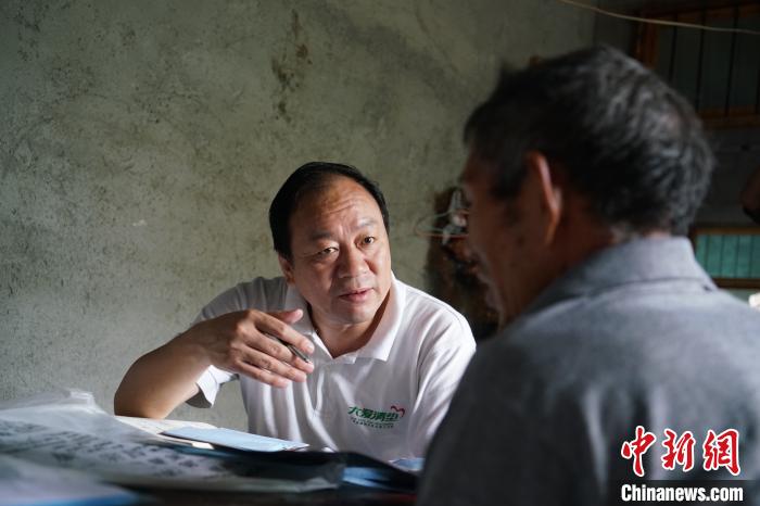 “大爱清尘”发起人：解决尘肺病是每个人的责任