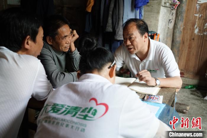 “大爱清尘”发起人：解决尘肺病是每个人的责任