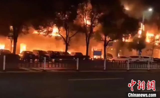 常州一商业街店铺起火引燃周边商铺致2死5伤整栋楼面目全非