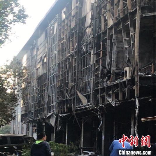 常州一商业街店铺起火引燃周边商铺致2死5伤整栋楼面目全非