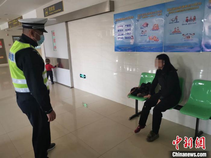 山西一女子因家庭矛盾竟在高速路上跳车交警紧急救助