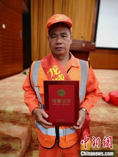 广西五旬环卫工人坚守一线17载每天凌晨提前2小时上岗