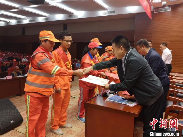 广西五旬环卫工人坚守一线17载每天凌晨提前2小时上岗