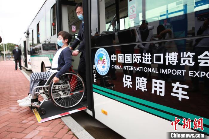 上海今年将新增2177辆多功能无障碍公交车