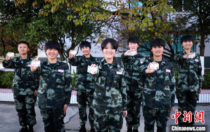 手心攥“首薪”：秋天的第一桶金，女兵们都花哪儿了？