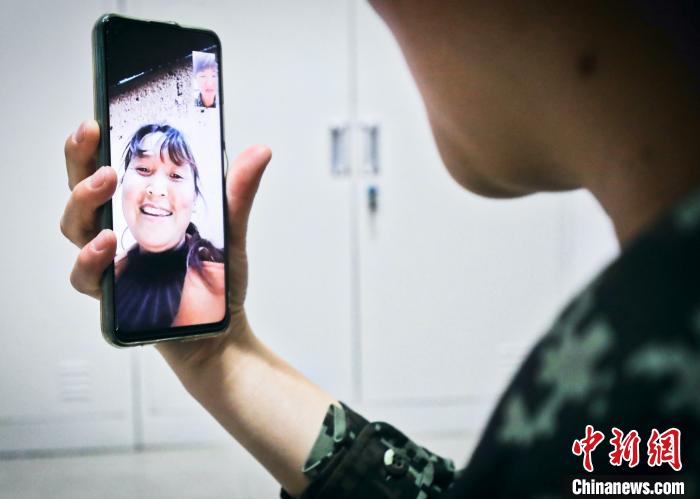 手心攥“首薪”：秋天的第一桶金，女兵们都花哪儿了？