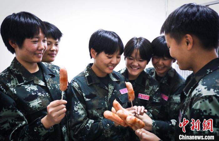 手心攥“首薪”：秋天的第一桶金，女兵们都花哪儿了？