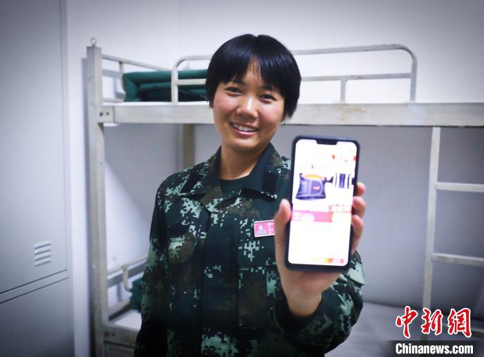 手心攥“首薪”：秋天的第一桶金，女兵们都花哪儿了？