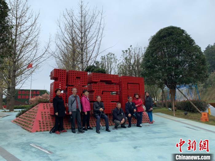 绿博会上《强军园》受欢迎观众感叹国家强大生活幸福