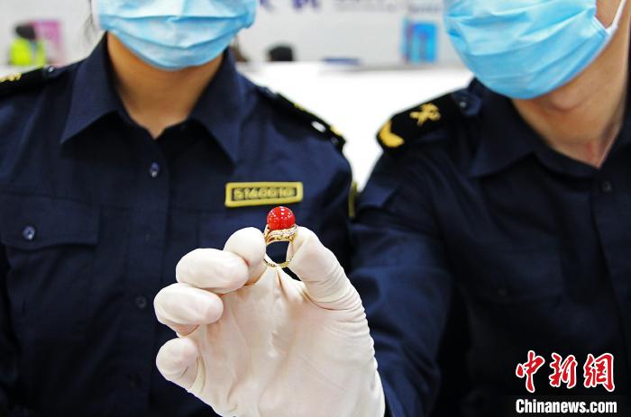 广州海关查获违规寄递濒危红珊瑚制品11件