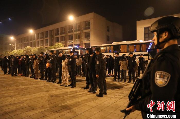 重庆警方摧毁2个特大跨国绑架勒索犯罪集团抓获嫌犯121名