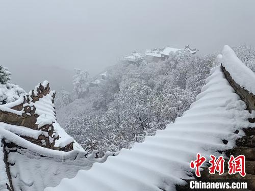 甘肃多地现“半框秋色半框雪”局地面临暴雪或降温考验