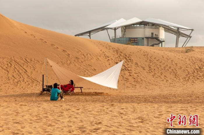 西部小城治沙记：从“谈沙色变”到“点沙成金”