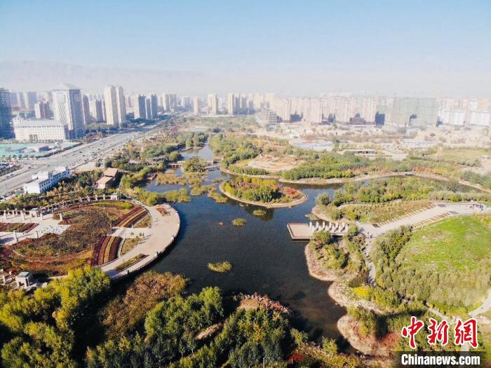 甘肃凉州荒滩改“园景”增绿：治污网格员“鞋子不落灰”