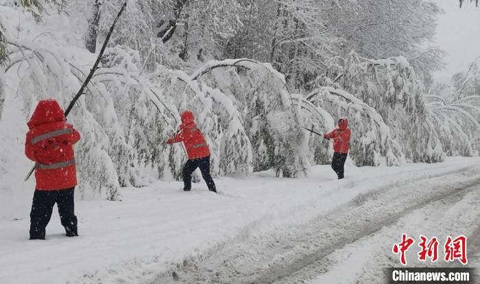 甘肃临夏局部积雪深达26厘米公路部门应急抢险