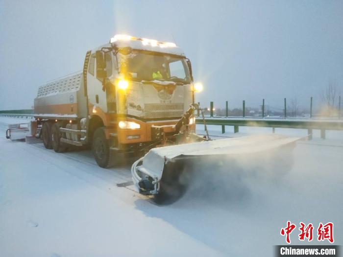 甘肃临夏局部积雪深达26厘米公路部门应急抢险