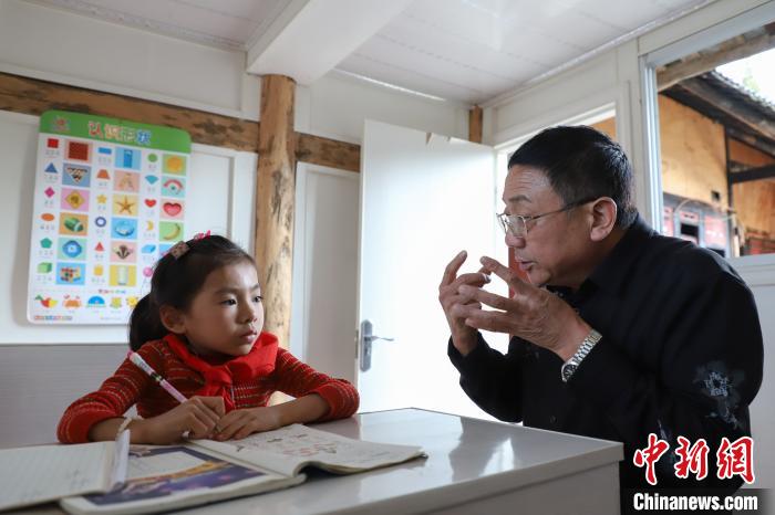 “中国好人”阚南忠：教育不能落下一个孩子