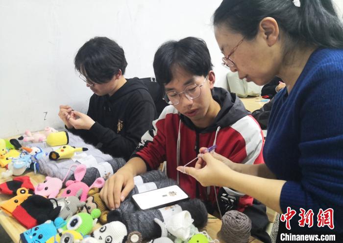 甘肃高校“毛线课”一座难求：学子“玩毛线”秀艺释压