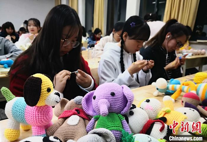 甘肃高校“毛线课”一座难求：学子“玩毛线”秀艺释压