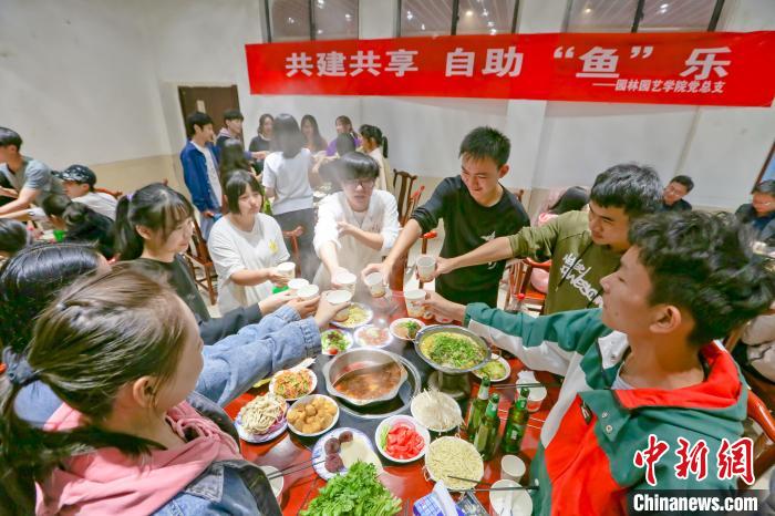 武汉一高校捕捞3000余斤活鱼让新生自主烹饪尝鲜