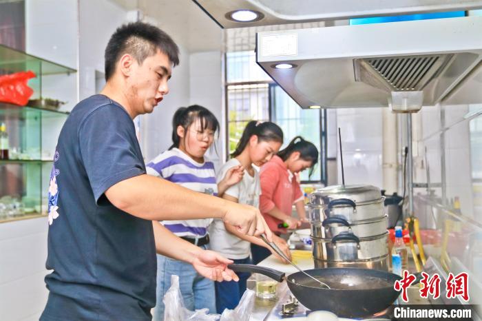 武汉一高校捕捞3000余斤活鱼让新生自主烹饪尝鲜