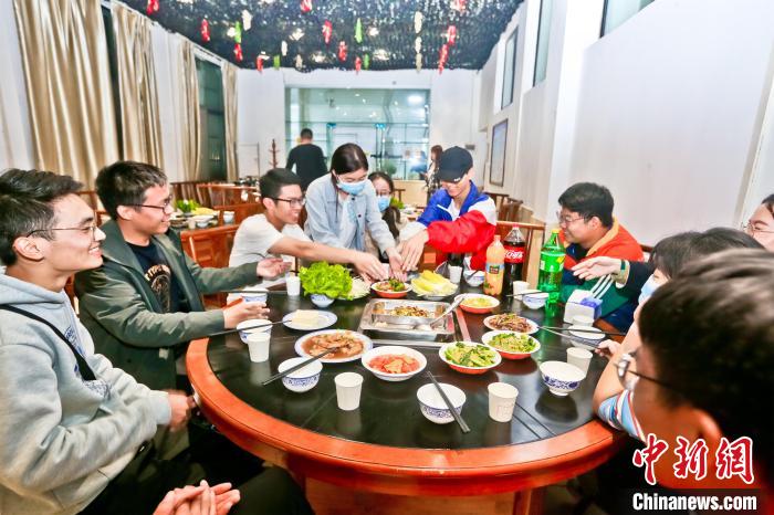 武汉一高校捕捞3000余斤活鱼让新生自主烹饪尝鲜