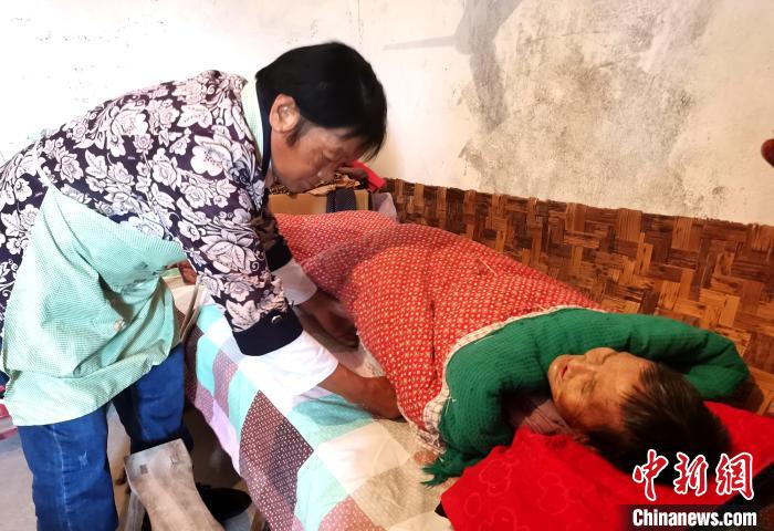 江苏滨海69岁老人一诺无悔：27年不离不弃照顾残疾邻居