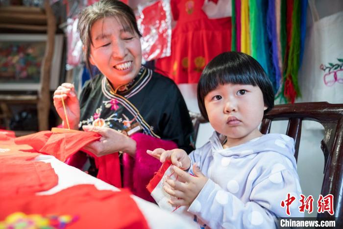 一个鄂东山村的“致富密卷”：传统工艺助脱贫