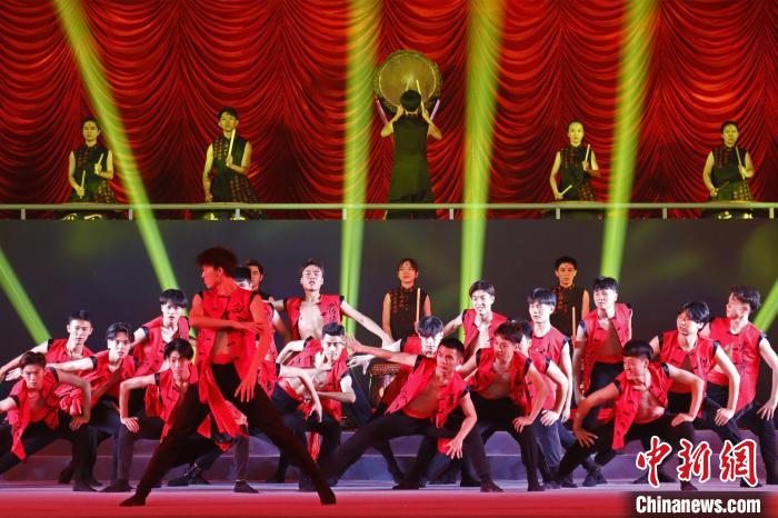 华侨大学建校60周年校庆纪念晚会精彩上演