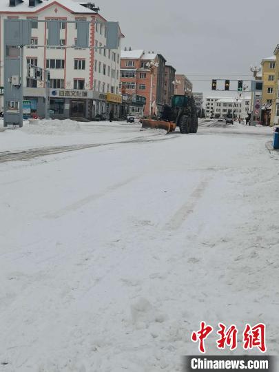 中国最美草原再降雪民众为吃涮羊肉喝小酒找到“理由”