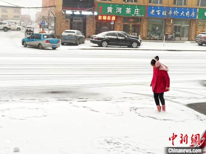 中国最美草原再降雪民众为吃涮羊肉喝小酒找到“理由”