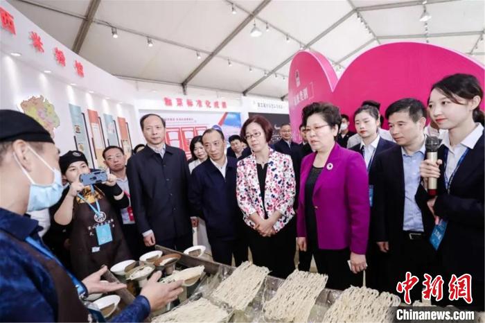 第三届中国赣菜美食文化节开幕2000款产品线上线下展销