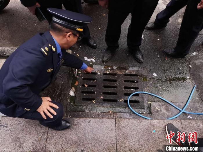 南京实施垃圾强制分类首日：督导员现场指导市民连夜“补课”