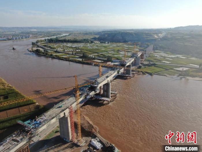 中兰客专甘肃段唯一跨越黄河的桥梁合龙