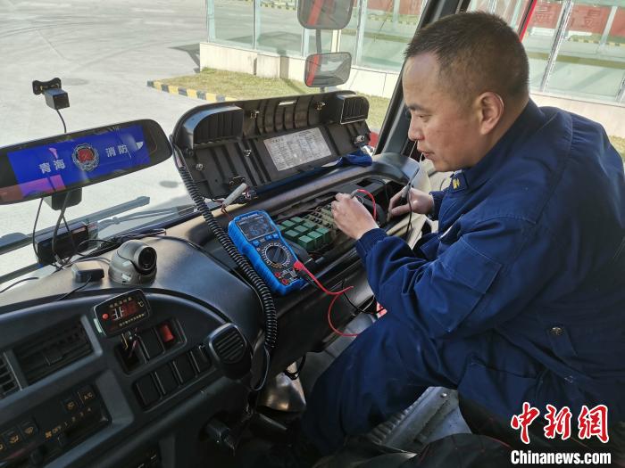 青海玉树“全能”消防员