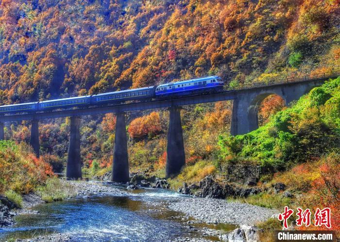 大山里的公交“慢火车”