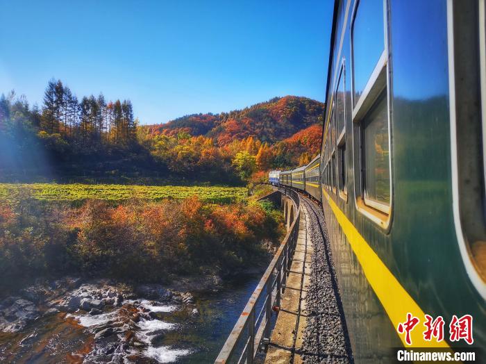 大山里的公交“慢火车”