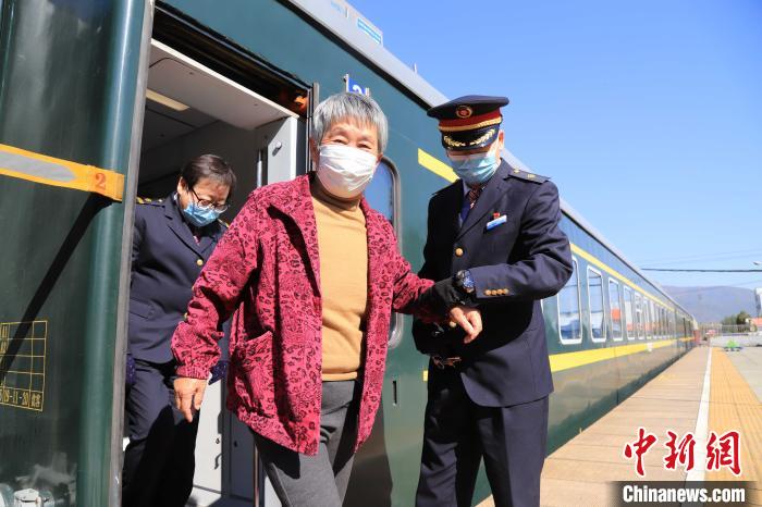 大山里的公交“慢火车”