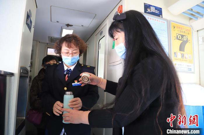 大山里的公交“慢火车”