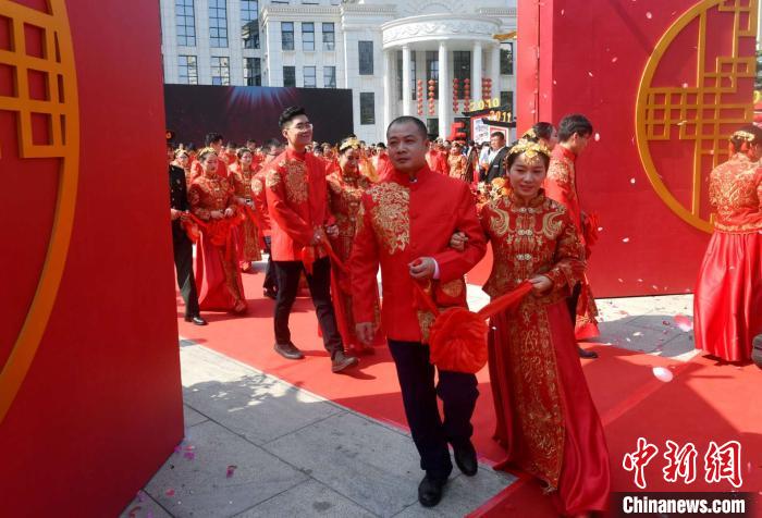 百对新人福州办集体婚礼喜娘助阵展示地道福州婚俗